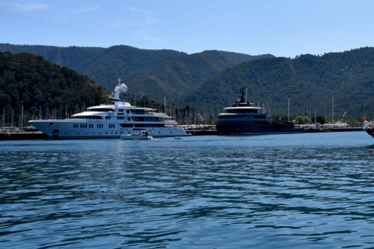 Süper lüks yatlar Marmaris’e demirlendi